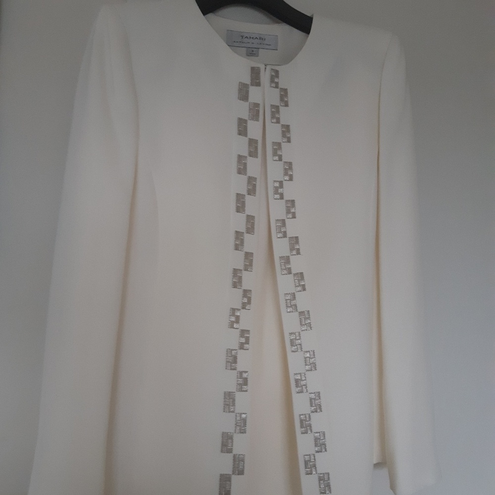 Off White Tahari S Levine  2 piece pant suit